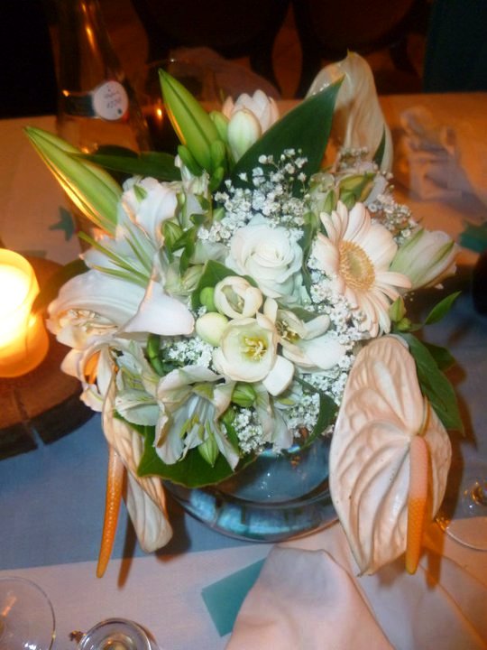 , mariage, original, bleu, chocolat, ruban organza, centre de table, fleurs blanches, vase