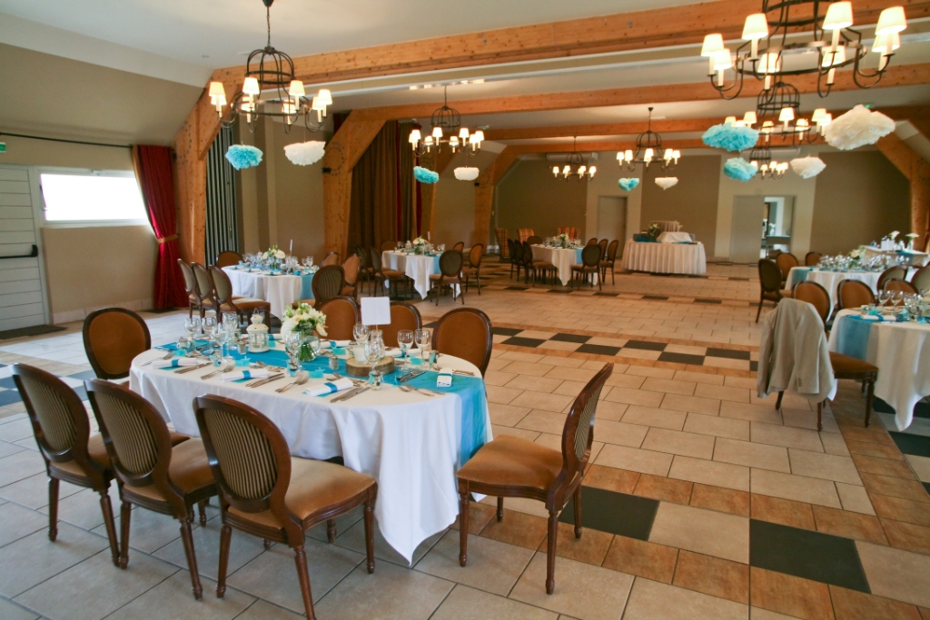salle chateau d'augerville, pompns DIY, turquoise, décoration mariage originale, mer