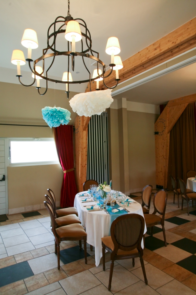 salle chateau d'augerville, pompns DIY, turquoise, décoration mariage originale, mer